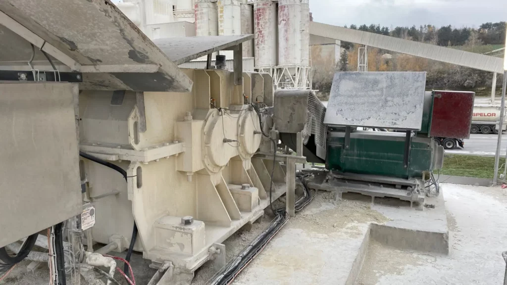 motoréducteur industriel soumis à contraintes mécaniques dans un système de production
